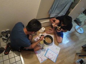 Tranh cãi nảy lửa: Tại sao biết khổ vẫn đi du học Hàn Quốc - Ảnh 1.